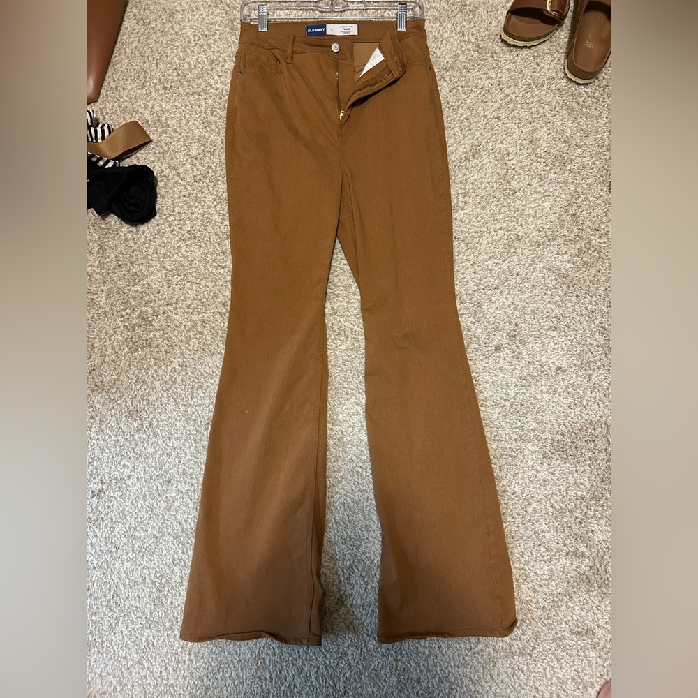 Worn once. Sz 4 Old Navy high rise flairs